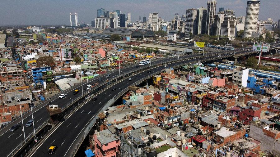 Vista aérea da favela Padre Carlos Mugica, antiga Villa 31, em Buenos Aires, em 27 de setembro de 2023 - LUIS ROBAYO/AFP