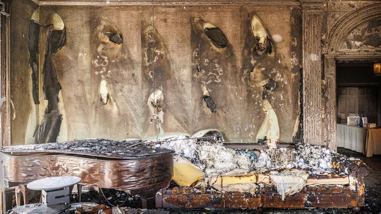Um sofá e um piano que estavam no cômodo foram destruídos pelo fogo