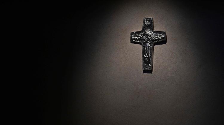 Cruz posicionada acima do túmulo do papa Francisco Cruz posicionada acima do túmulo do papa Francisco