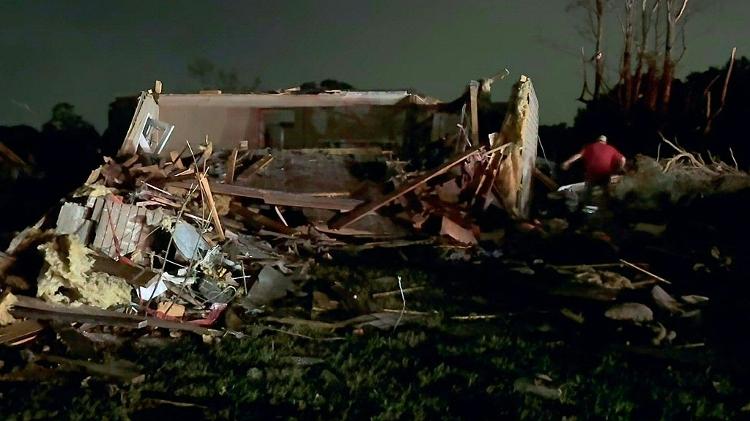 Moradores fazem buscas em meio aos estragos causados por tornado no Kentucky