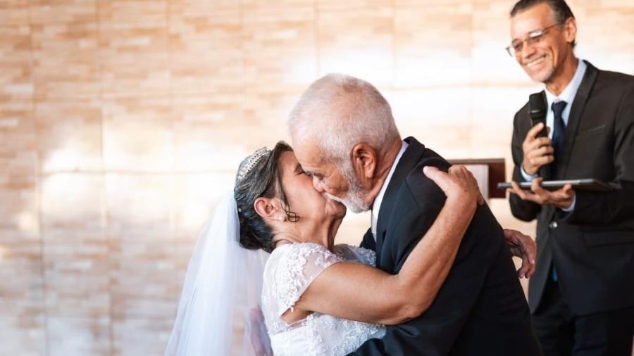 Maria do Socorro e Antonio se casaram no dia 14 de maio, mesmo data de aniversário de ambos Maria do Socorro e Antonio se casaram no dia 14 de maio, mesmo data de aniversário de ambos
