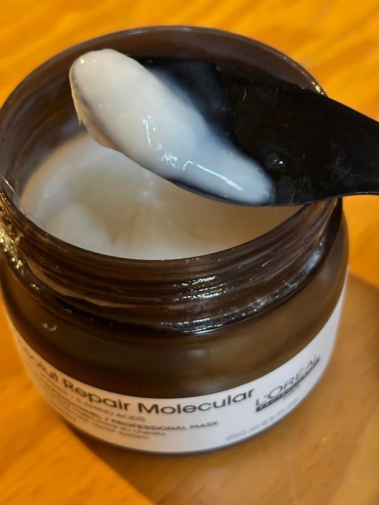 Absolut Repair Molecular tem textura leve, inspirada nos séruns de skincare Absolut Repair Molecular tem textura leve, inspirada nos séruns de skincare