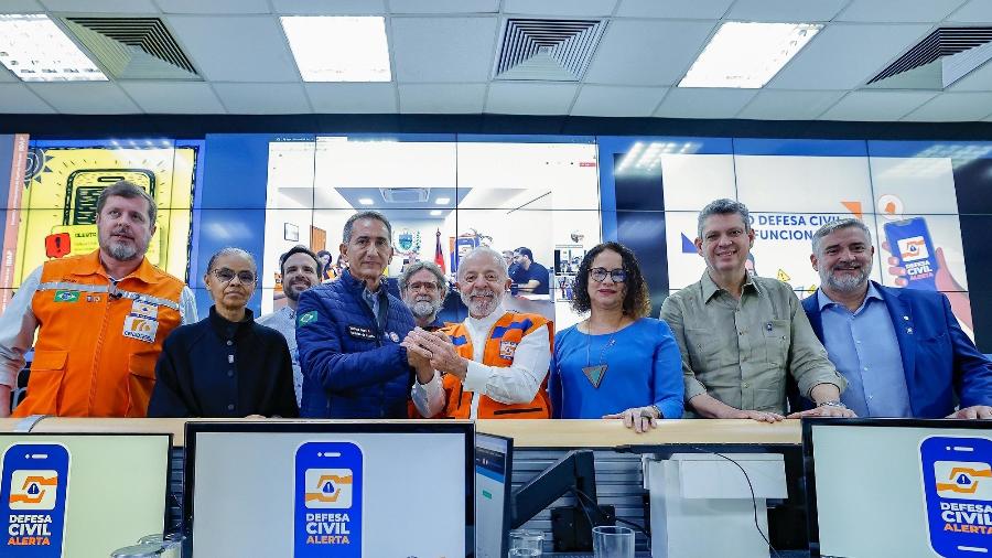 O presidente Lula (PT) e os ministros Waldez Góes (Desenvolvimento Regional), Marina Silva (Meio Ambiente), Luciana Santos (Ciência e Tecnologia) e Márcio Macêdo (Secretaria-Geral) no lançamento do Defesa Civil Alerta para a região Nordeste. - Ricardo Stuckeert/PR