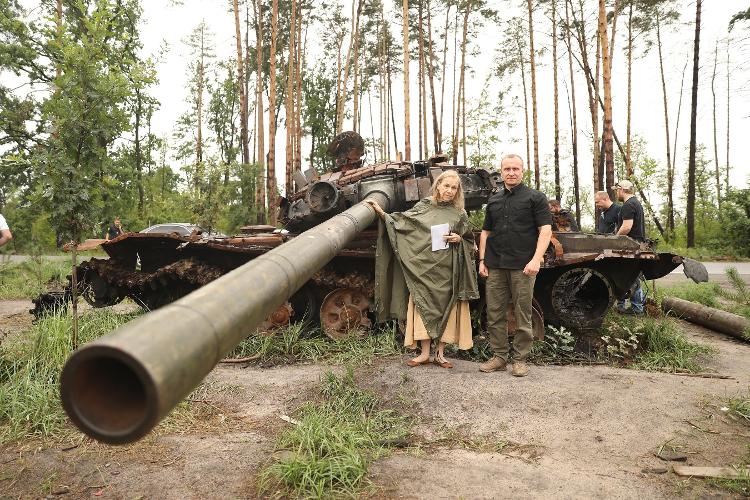 Mitzi com o general Andriy Nebytov, da polícia regional de Kiev, na Ucrânia Mitzi com o general Andriy Nebytov, da polícia regional de Kiev, na Ucrânia