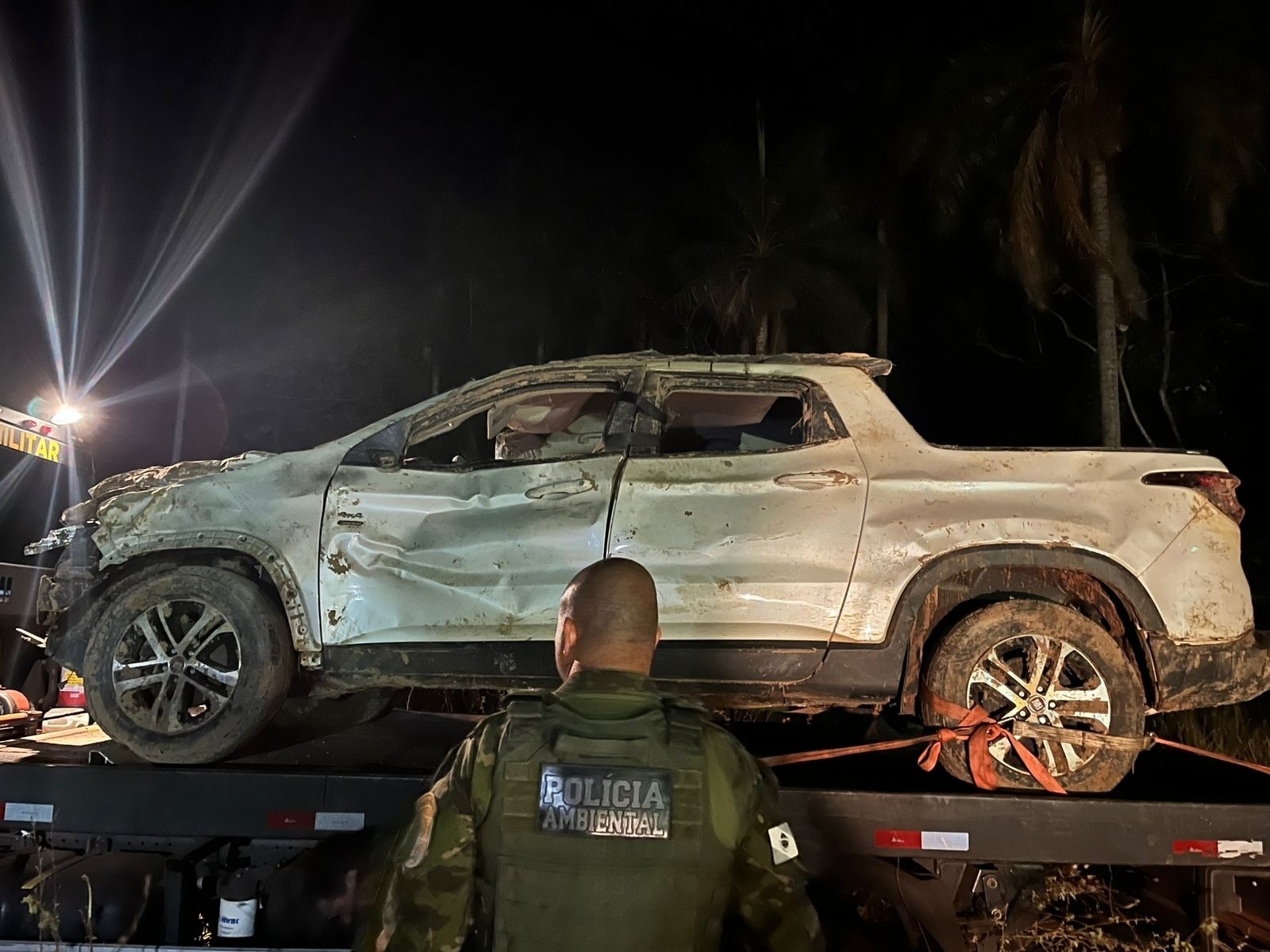 Marcas de tiros são encontrados em carro de cobradores de dívida