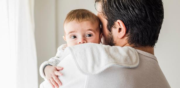 Licença-paternidade diminui risco de depressão para homens: qual o tempo ideal