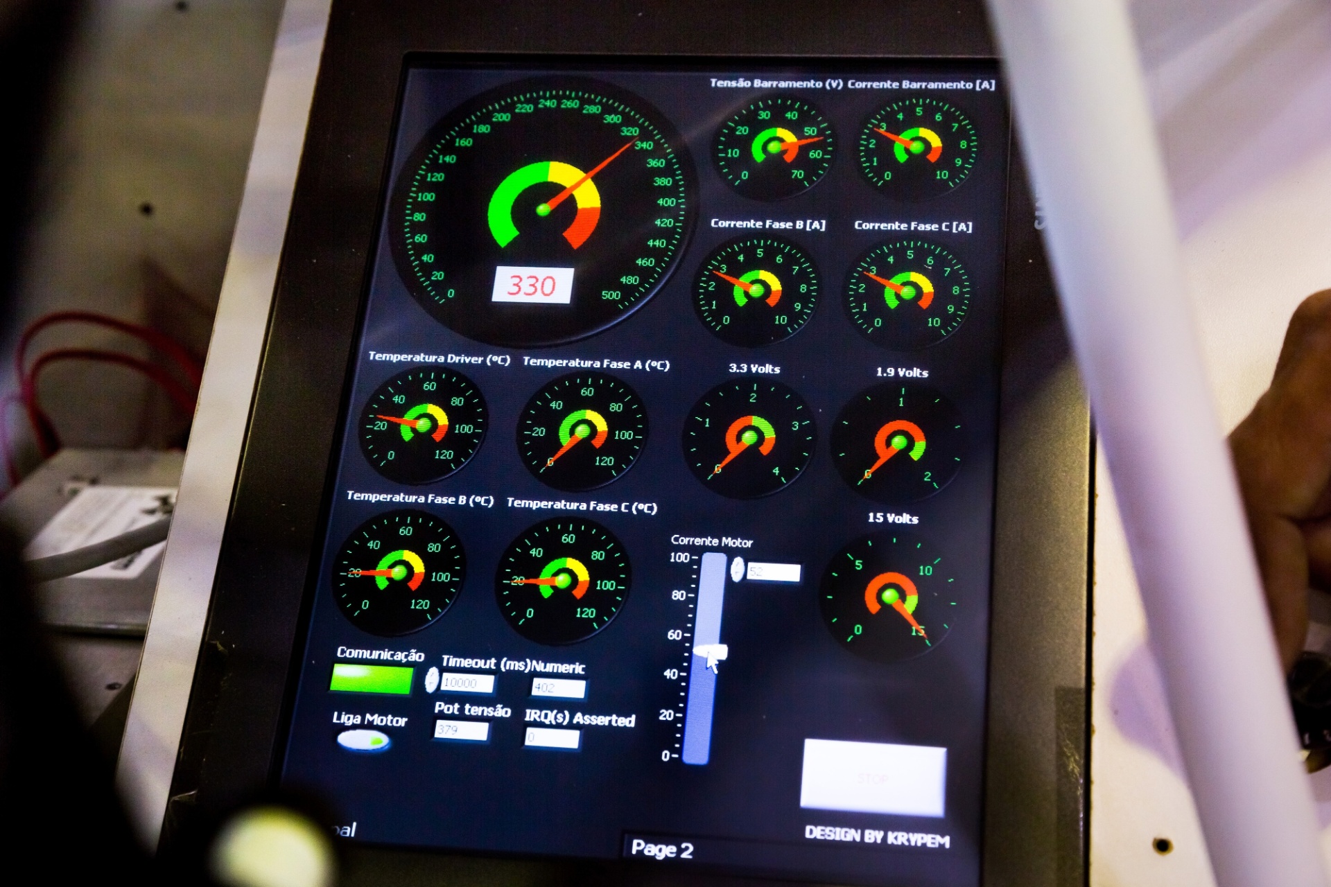Fabricado com estrutura de fibra de carbono, o modelo tem autonomia de uma hora e meia de voo, com velocidade de cruzeiro de 190 quilômetros por hora (km/h) e velocidade máxima de 340 km/h. O avião está equipado com dois propulsores Enrax, de 35 quilowatts cada, e seis packs de baterias de lítio íon polímero, totalizando 400 volts - Divulgação
