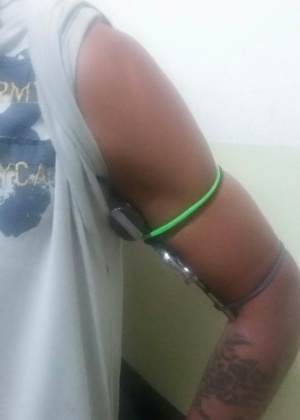 Assaltantes estão tentando burlar a revista policial escondendo armas em braceletes improvisados - Reprodução/Facebook/Capitão Renato Leal