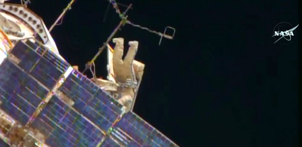Astronauta realiza caminhada espacial, nesta segunda-feira (10) - Divulgação Nasa