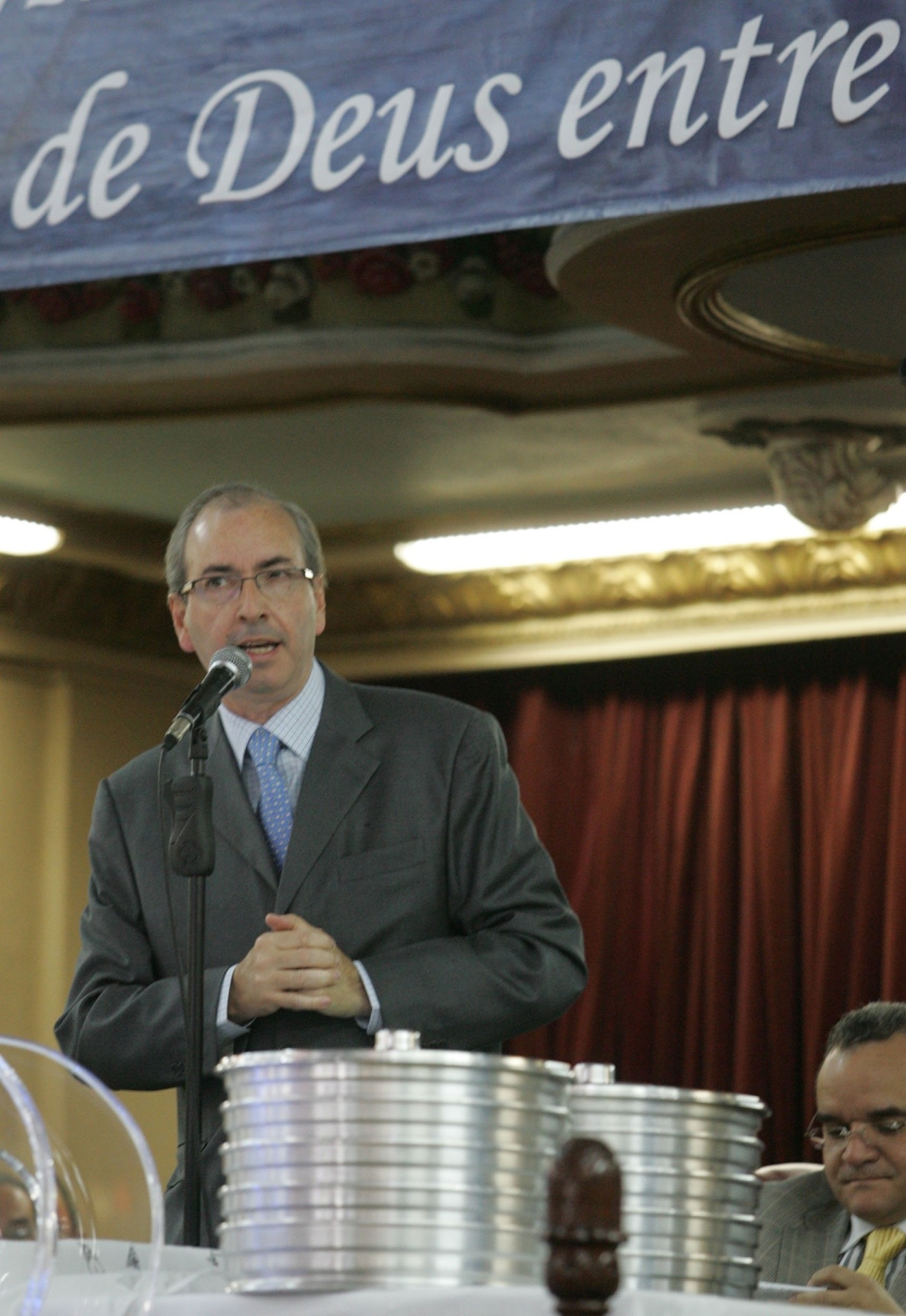 Evangélico vinculado à Igreja Sara Nossa Terra, Eduardo Cunha discurso na Assembleia de Deus, em Madureira, no Rio de Janeiro, Eduardo Cunha defende o apoio de fieis à candidatura de Dilma Rousseff em 2010. O deputado foi escalado pela campanha para estancar a perda de eleitores da então candidata entre os evangélicos - Ricardo Cassiano/Folhapress