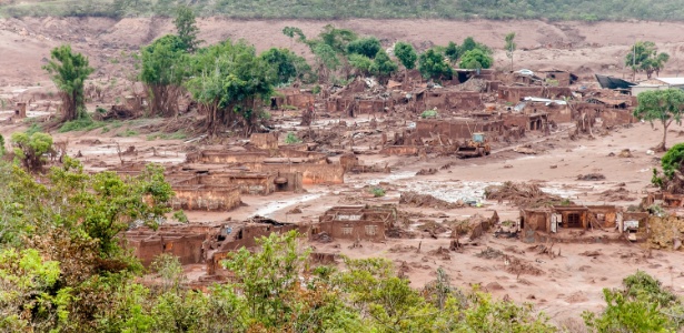 7.nov.2015 - Imagem aérea mostra a região de Bento Rodrigues, subdistrito da cidade de Mariana (MG), tomada por água, lama e detritos de mineração, que vazaram das barragens da empresa Samarco