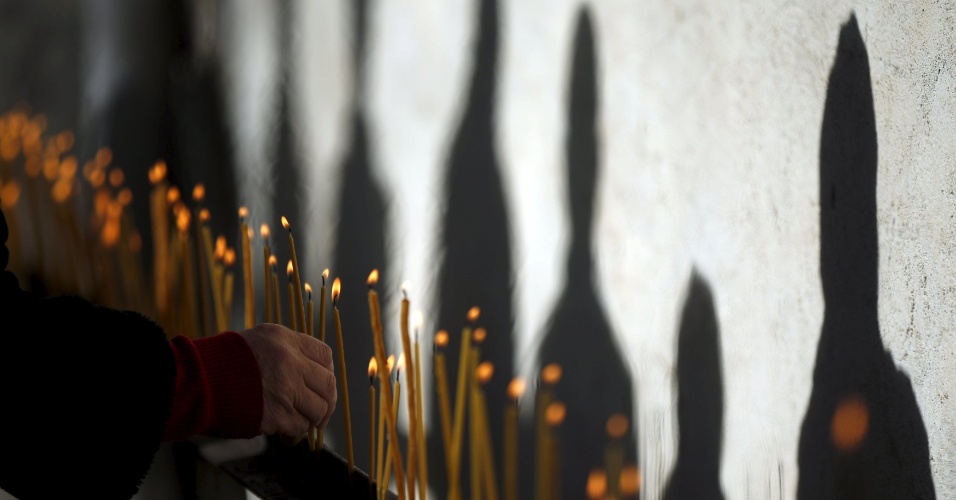 23.nov.2015 - Fiéis acendem velas durante a celebração do Dia de São Jorge, na aldeia de Ikalto, na Geórgia