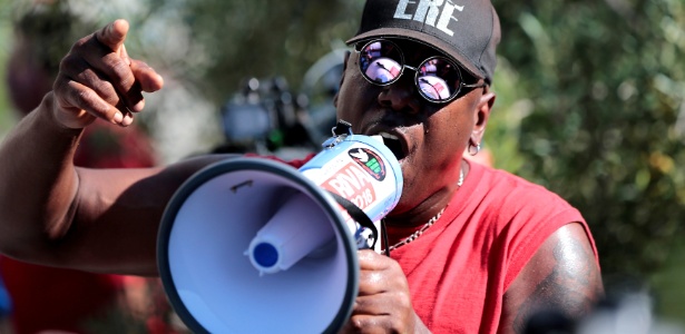 Manifestantes protestam na sede do Departamento de Polícia de El Cajón, na Califórnia, contra a morte de um homem negro que estaria desarmado pela polícia