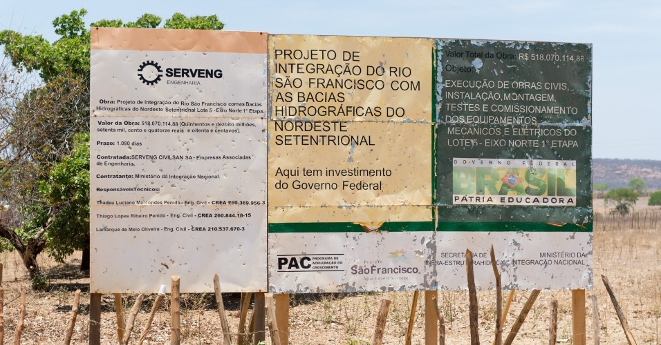30.jan.2017 - Placa da empreiteira Serveng, responsável pelas obras da transposição do rio São Francisco em Brejo Santo (CE)