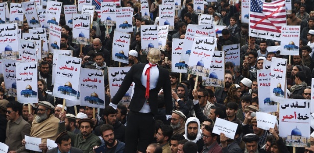 Afegãos gritam palavras contra os EUA durante protesto em Cabul, Afeganistão - Wakil Kohsar/ AFP