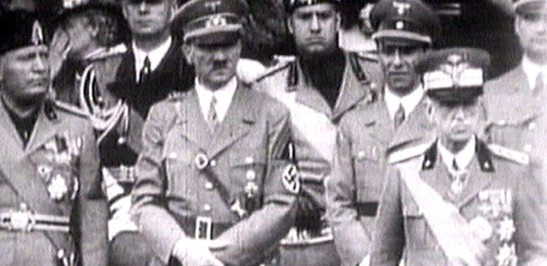 Benito Mussolini, Adolf Hitler e o rei Vitor Emanuel III acompanham marcha das tropas fascistas no centro de Roma, em 1941 - Reuters