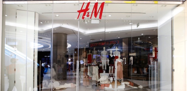 Loja da H&M em shopping de Joanesburgo permanece fechada neste sábado (13) após manifestantes vandalizarem o local - Wikus de Wet/AFP Photo