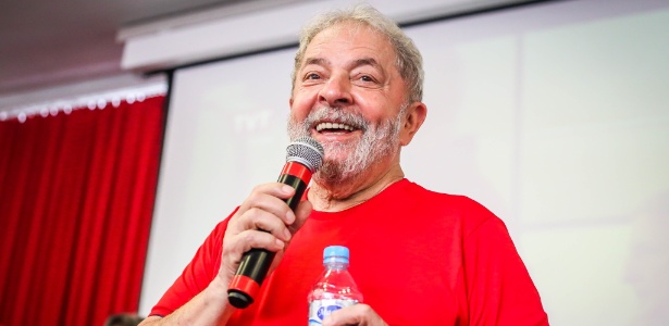 24.jan.2018 - Ex-presidente Lula fala a militantes no Sindicato dos Metalúrgicos do ABC enquanto acompanha julgamento no TRF4, em Porto Alegre