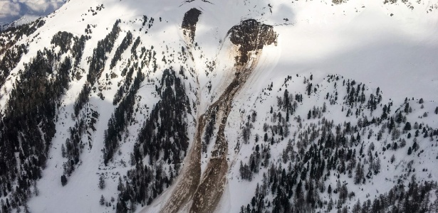 Imagem mostra o rastro deixado na montanha pela avalanche que deixou um morto na Suíça - Handout/AFP