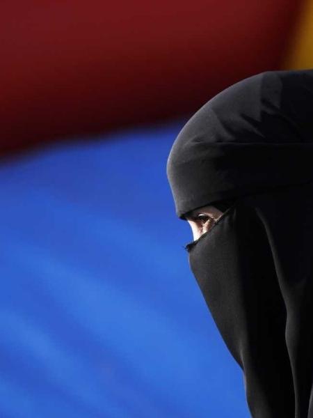 Mulher usa niqab, o véu islâmico que só deixa visível a região dos olhos, em um protesto contra a islamofobia em 2011 na Suíça