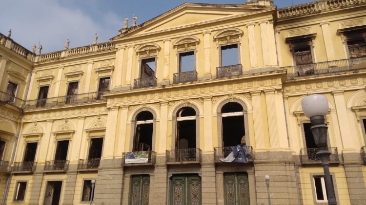 03.set.2018 - Fachada do Museu Nacional, no Rio, após incêndio de grandes proporções - Gabriel Sabóia/UOL - Gabriel Sabóia/UOL