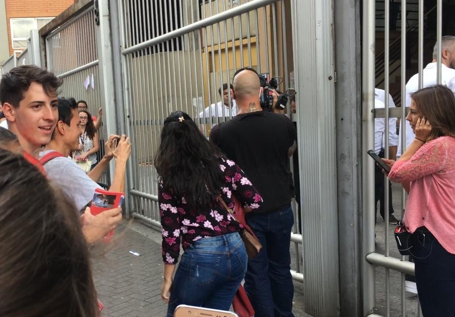 Fechamento, às 13h deste domingo (11), dos portões do campus da Uninove na Barra Funda, zona oeste de São Paulo, onde cerca de 15 mil candidatos prestam o Enem