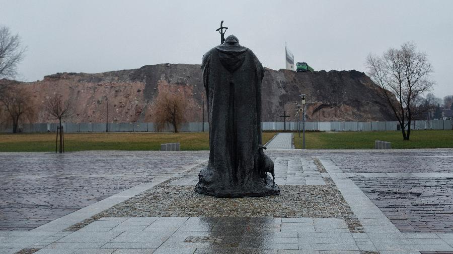 Estátua do papa João Paulo 2º em Cracóvia, na Polônia; ele foi santificado em 2014 - Maciek Nabrdalik/The New York Times