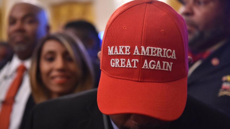 Homem usando um boné com os dizeres "Make American Great Again", slogan de campanha de Donald Trump - Nicholas Kamm/AFP