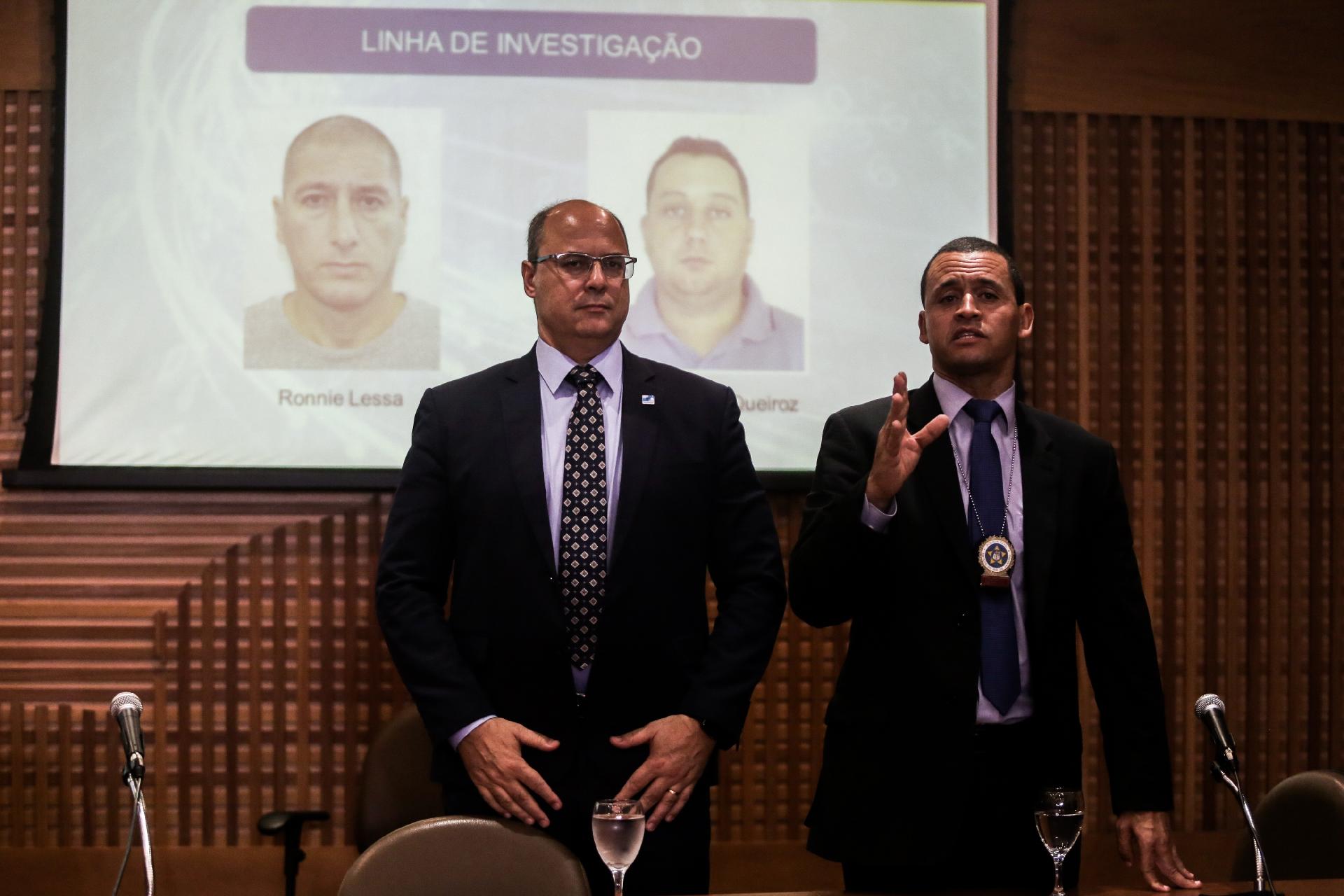 12.mar.2019 - Governador do Rio, Wilson Witzel, e Ginilton Lages, delegado da delegacia de homicídios em frente aos rostos dos homens que estavam no carro que assassinou Marielle franco após coletiva sobre assassinato da vereadora no palacio guanabara, na tarde desta terça  -  Ian Cheibub/Folhapress
