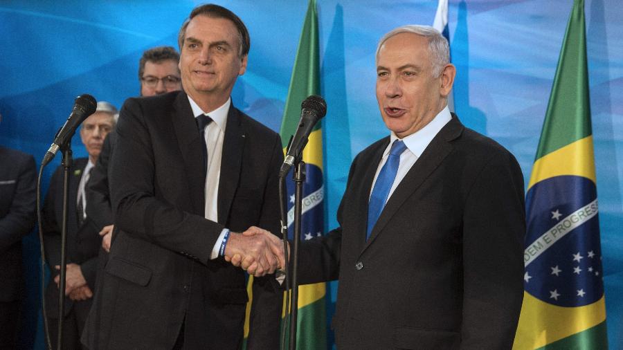 31.mar.2019 - O primeiro-ministro de Israel, Benjamin Netanyahu, cumprimenta o presidente Jair Bolsonaro - Heidi Levine/Pool/AFP