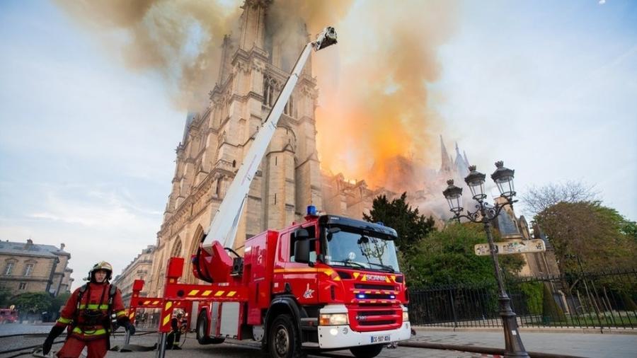 Bombeiros fizeram "parede de água" para impedir que fogo chegasse às duas torres da catedral - Benoit Moser/Pompiers de Paris/PA