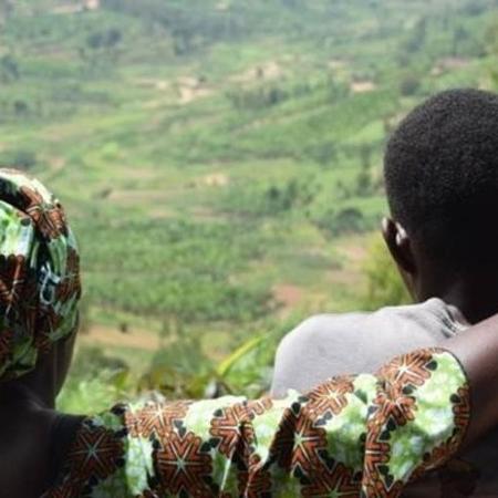 Carine e seu filho Jean-Pierre, um das milhares de crianças nascidos como resultado de estupro durante o genocídio em Ruanda - BBC