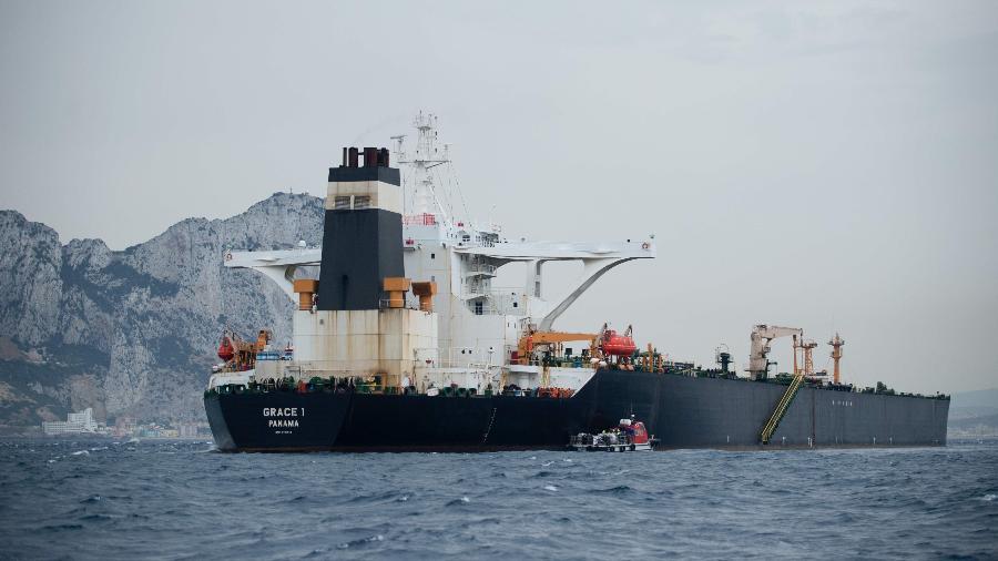 6.jul.2019 - Petroleiro Grace 1 na costa de Gibraltar - Jorge Guerreiro/AFP