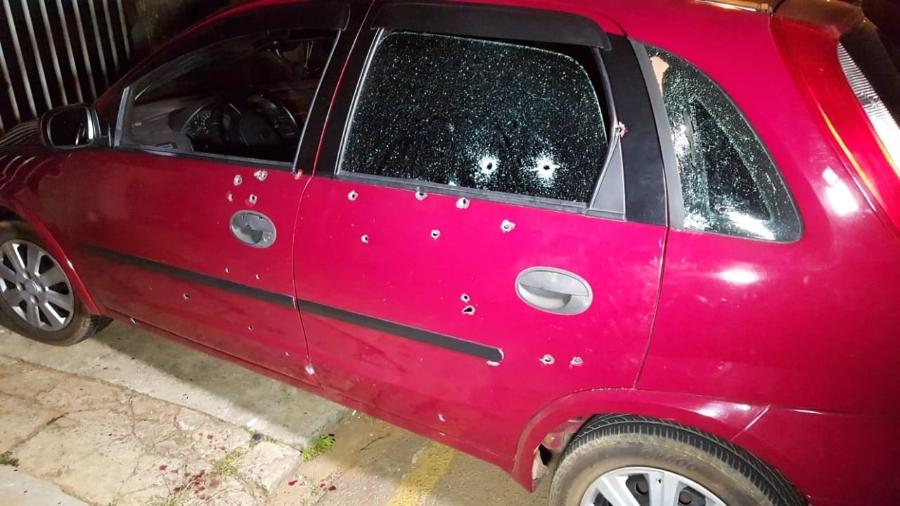 Carro onde estavam 7 pessoas foi atingido por 50 tiros de pistola em Ponta Grossa - Divulgação/aRede/JM