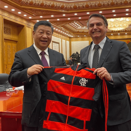 Bolsonaro presenteia Xi Jiping com camiseta do Flamengo - Reprodução/Twitter
