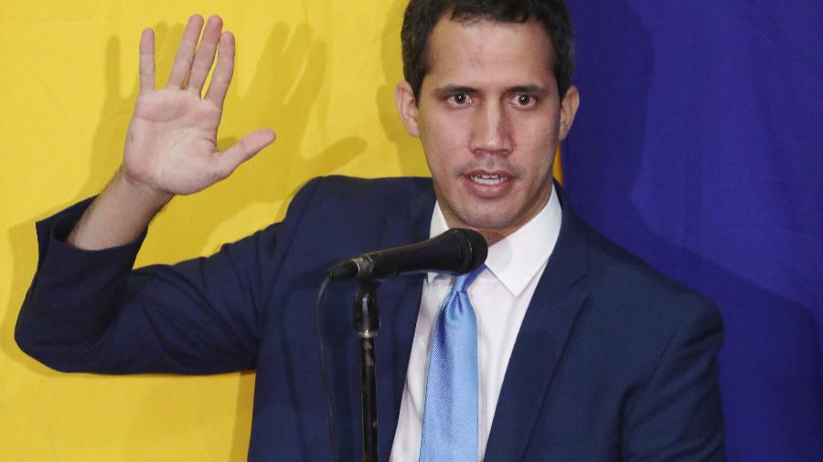 05.jan.2020 - O líder da oposição na Venezuela, Juan Guaidó, presta juramento ao ser eleito presidente do Parlamento da Venezuela por deputados contrários ao governo de Nicolás Maduro - Fausto Torrealba/Reuters