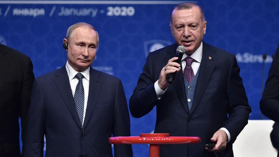 8.jan.2020 - O presidente da Rússia, Vladimir Putin (à esq.) e o presidente da Turquia, Recep Tayyip Erdogan, participam da cerimônia de inauguração de um novo gasoduto, o TurkStream, em Istambul (Turquia)   - Ozan Kose/AFP
