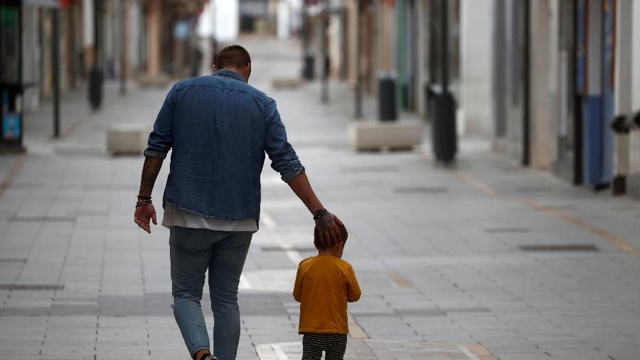 26.abr.2020 - Homem e menino caminham em rua vazia depois que as restrições foram parcialmente relaxadas para crianças pela primeira vez em seis semanas por causa do coronavírus em Ronda, na Espanha - Jon Nazca/Reuters