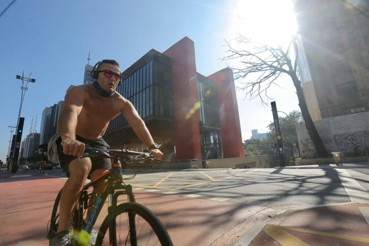 A ciclovia da avenida Paulista foi usada para correr e andar de bicicleta - Ricardo Matsukawa/UOL