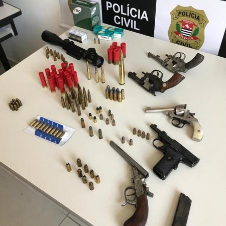 Nove armas e 300 munições foram encontradas; Policiais se surpreenderam com objetos nazistas - Polícia Civil / Deinter 2