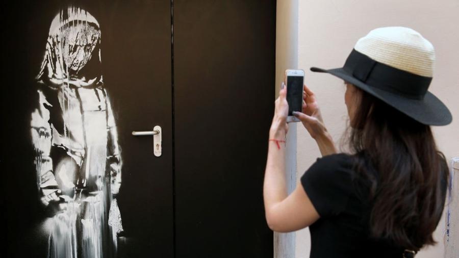 26.jun.2018 - Trabalho do artista britânico Banksy roubado da casa de espatáculos Bataclan em Paris reapareceu na Itália - Chesnot / Getty Images