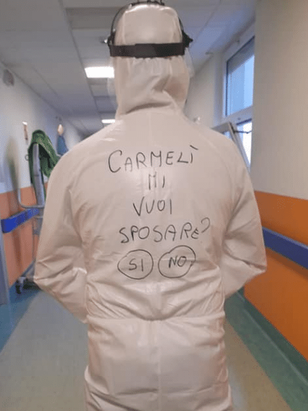 02.01.2021 -- Enfermeiro italiano usa traje anticovid para pedir noiva em casamento - Reprodução/Facebook