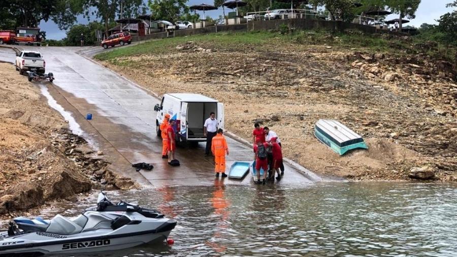 4.jan.2021 - Corpo da terceira vítima de uma cabeça d"água em Minas Gerais é retirado do rio Capivara pelo Corpo de Bombeiros - Corpo de Bombeiros de Minas Gerais