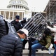 06 jan. 2021 - Manifestantes favoráveis ao presidente Donald Trump em confronto em frente ao Congresso dos Estados Unidos - JIM URQUHART/REUTERS