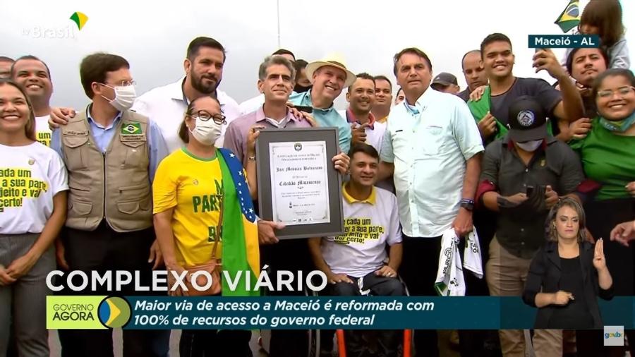 Placa recebida por Jair Bolsonaro em Maceió não é de honraria da Câmara - Reprodução