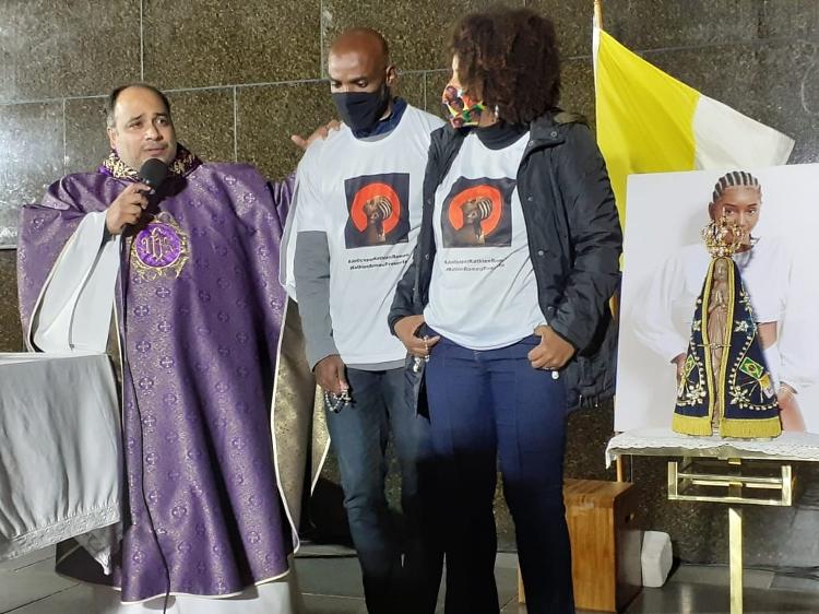 Pais de Kathlen Romeu durante missa de sétimo dia no Santuário do Cristo Redentor (RJ) - Rai Aquino/UOL - Rai Aquino/UOL