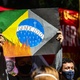 24.jul.2021 - Manifestante carrega cartaz simbolizando a bandeira do Brasil com os dizeres 'genocídio' em Belém, no Pará - Marx Vasconcelos/FuturaPress/Estadão Conteúdo