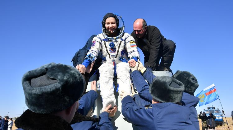 A atriz Yulia Peresild é retirada da cápsula que a trouxe de volta à Terra após pousar no Cazaquistão  - Reuters - Reuters