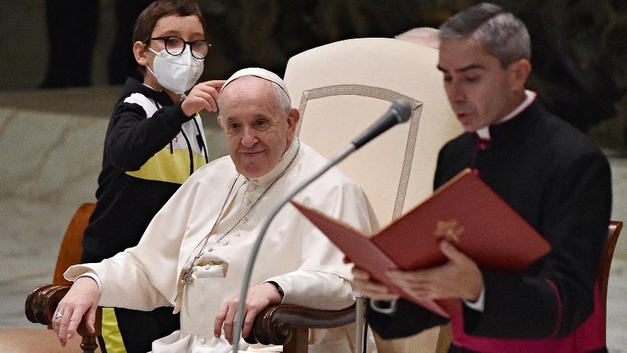 20.out.21 - Criança "invade" audiência do Papa Francisco no salão Paulo VI, no Vaticano - ANDREAS SOLARO/AFP