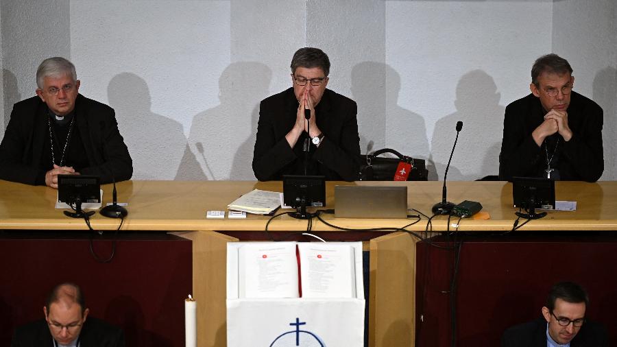8.nov.2021 - O presidente da Conferência Episcopal Francesa, Éric de Moulins-Beaufort (ao centro) - Valentine Chapuis/AFP